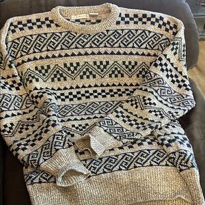 Claiborne Men's Navy and Cream Patterned Crewneck Sweater